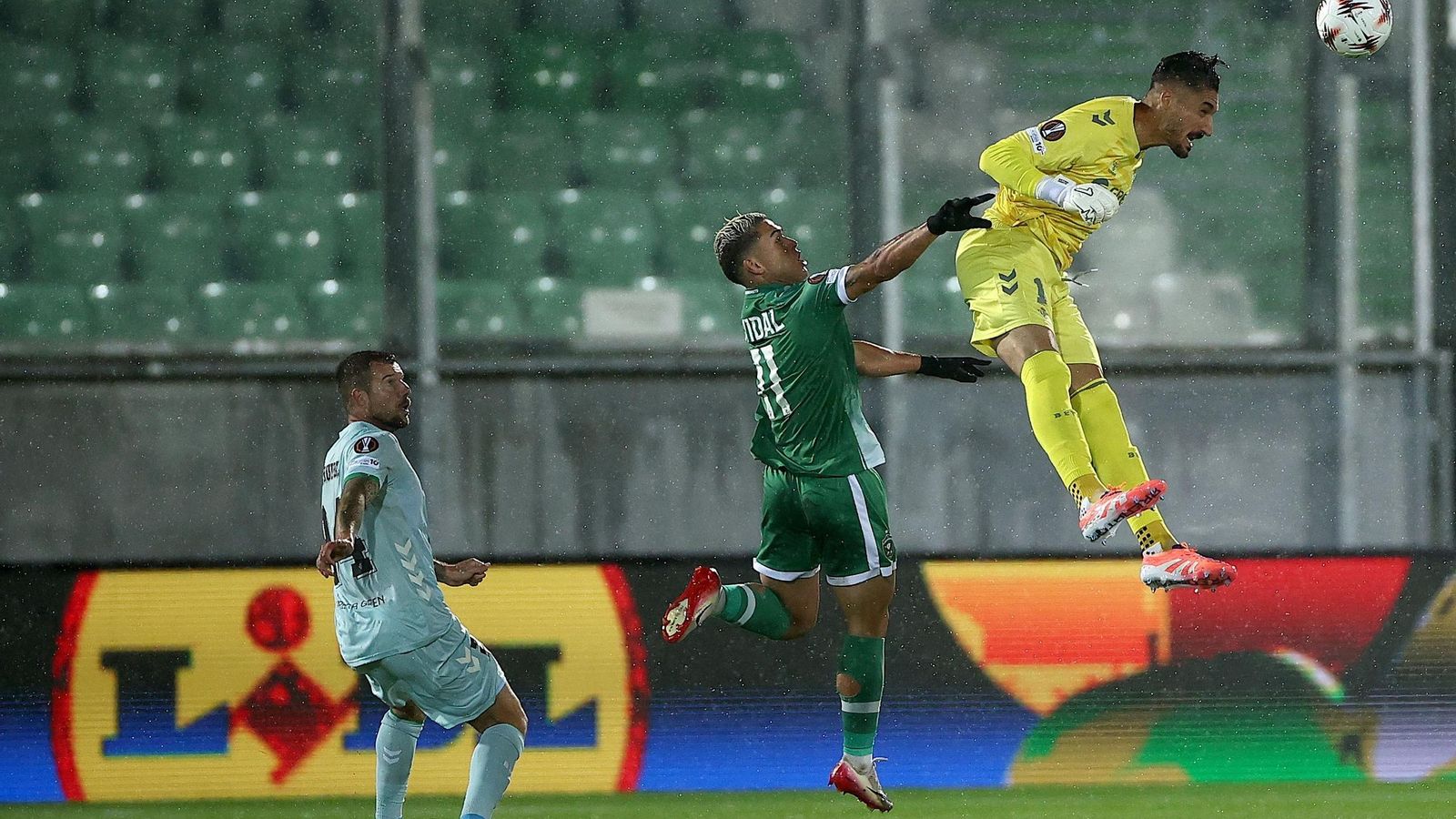 Álvaro Valles sale de cabeza en una acción en el primer periodo.