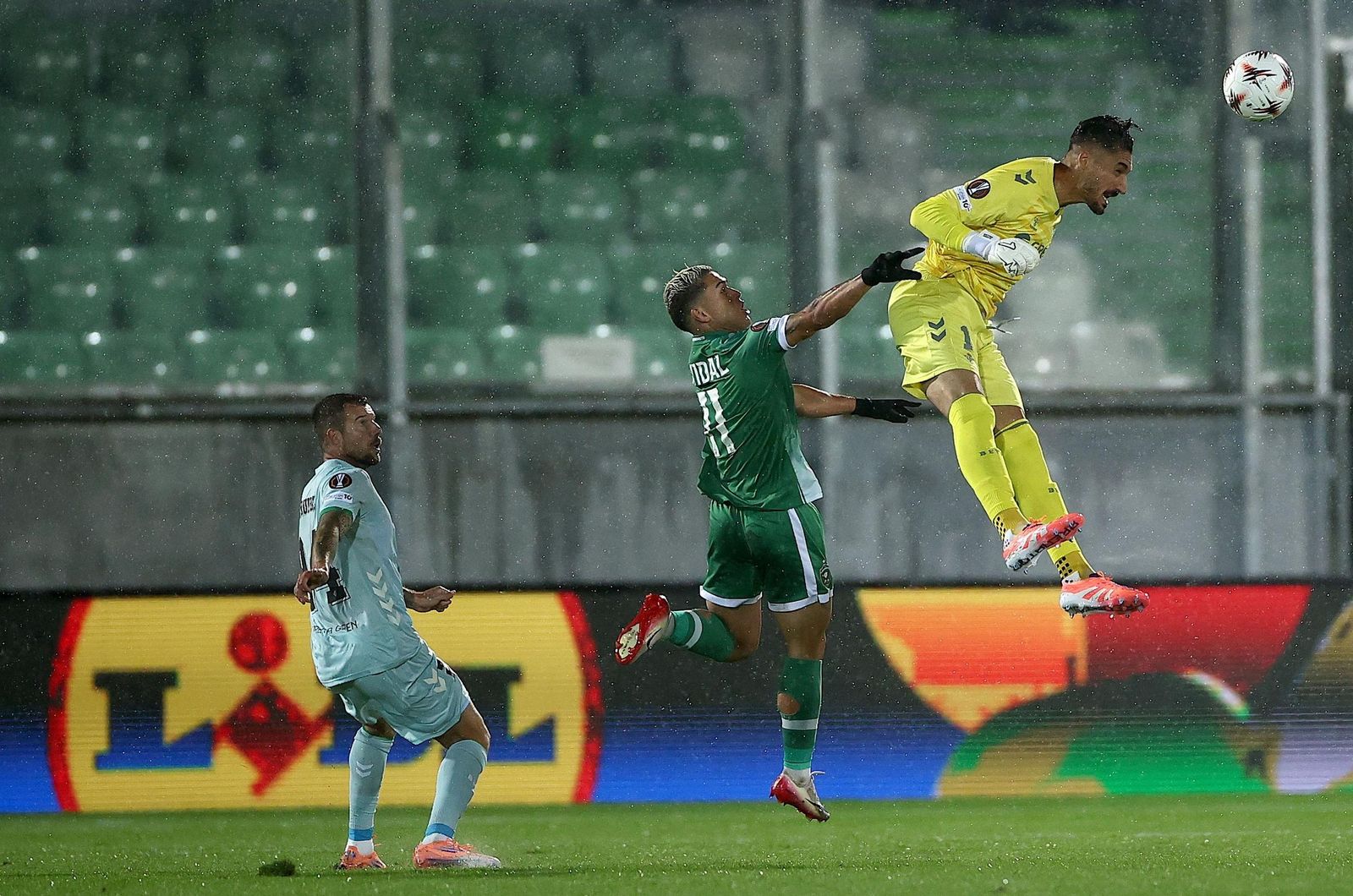 Álvaro Valles sale de cabeza en una acción en el primer periodo.