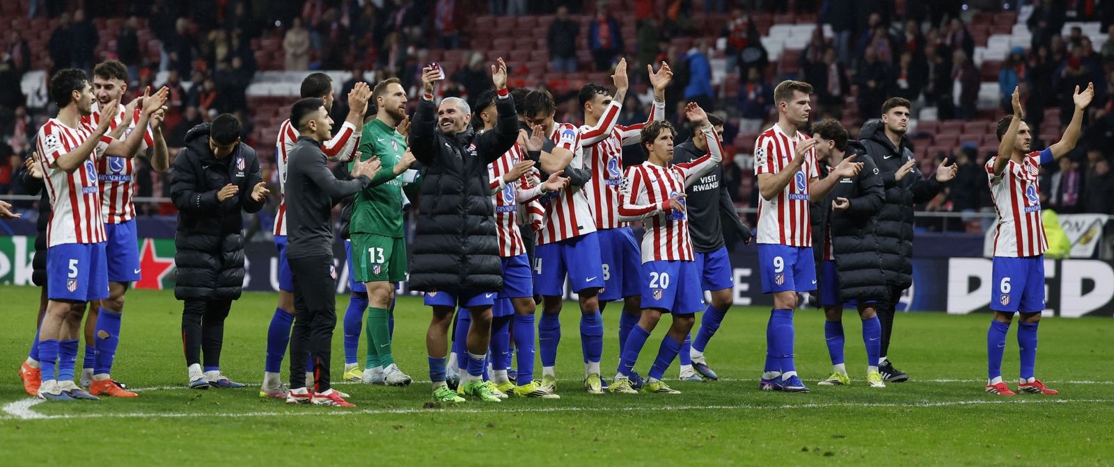 Griezmann y Giuliano Simeone llevan la voz cantante en el festejo del Atlético con sus aficionados.