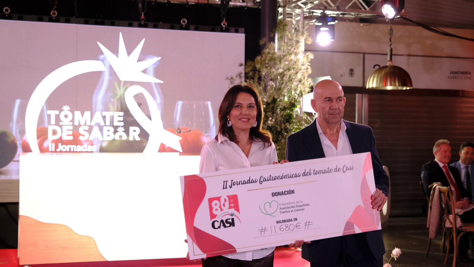 Entrega del cheque con la recaudación.