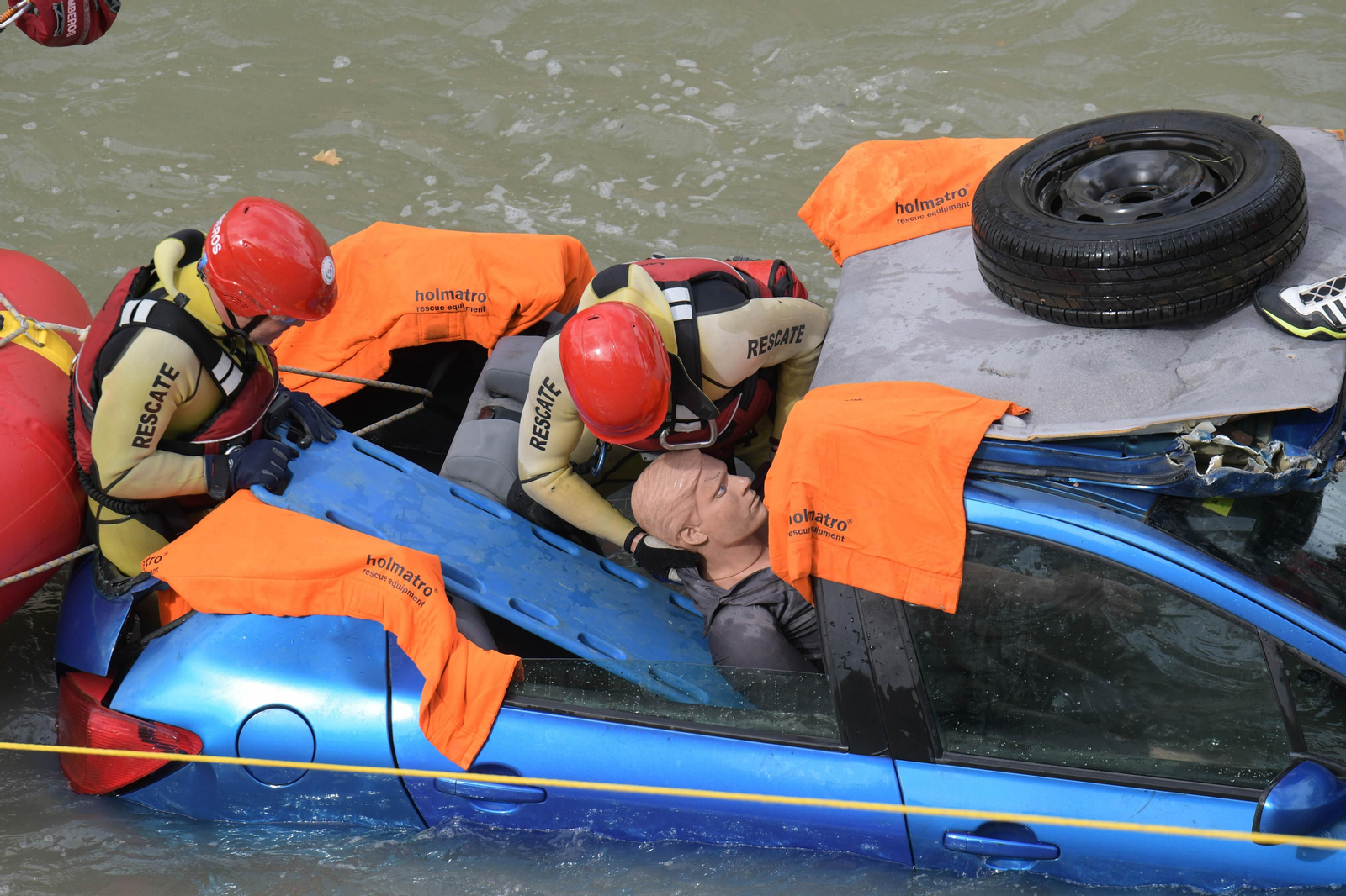 Fotos: Las mejores imágenes del simulacro de rescate de un coche accidentado en el río Genil de Granada