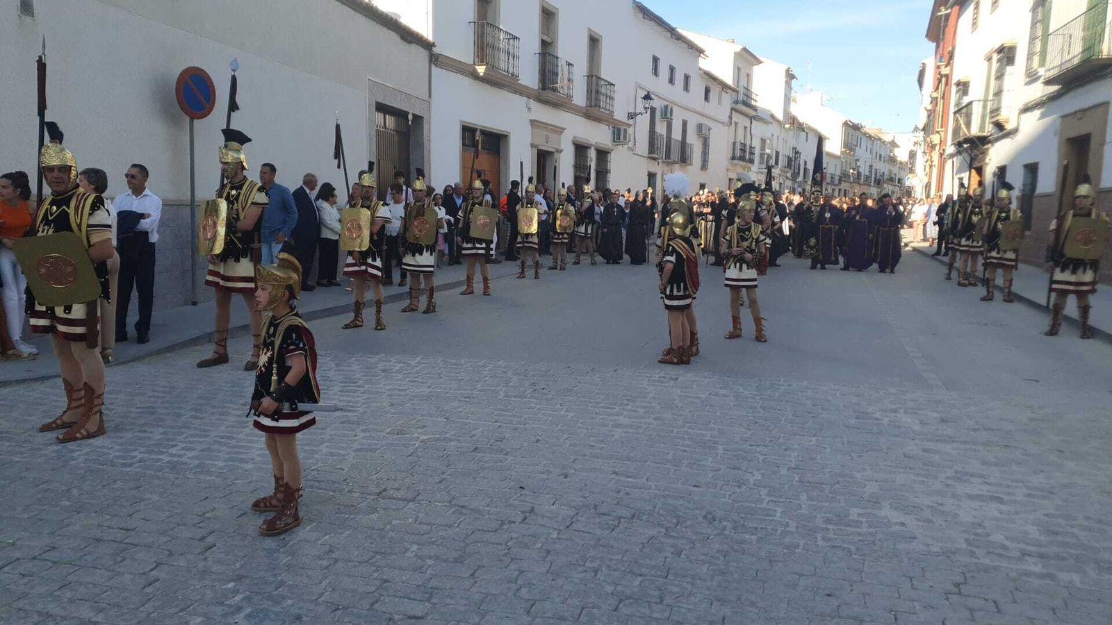 Viernes Santo en Castro del Río: La cesión del paso al Santo Entierro, en imágenes