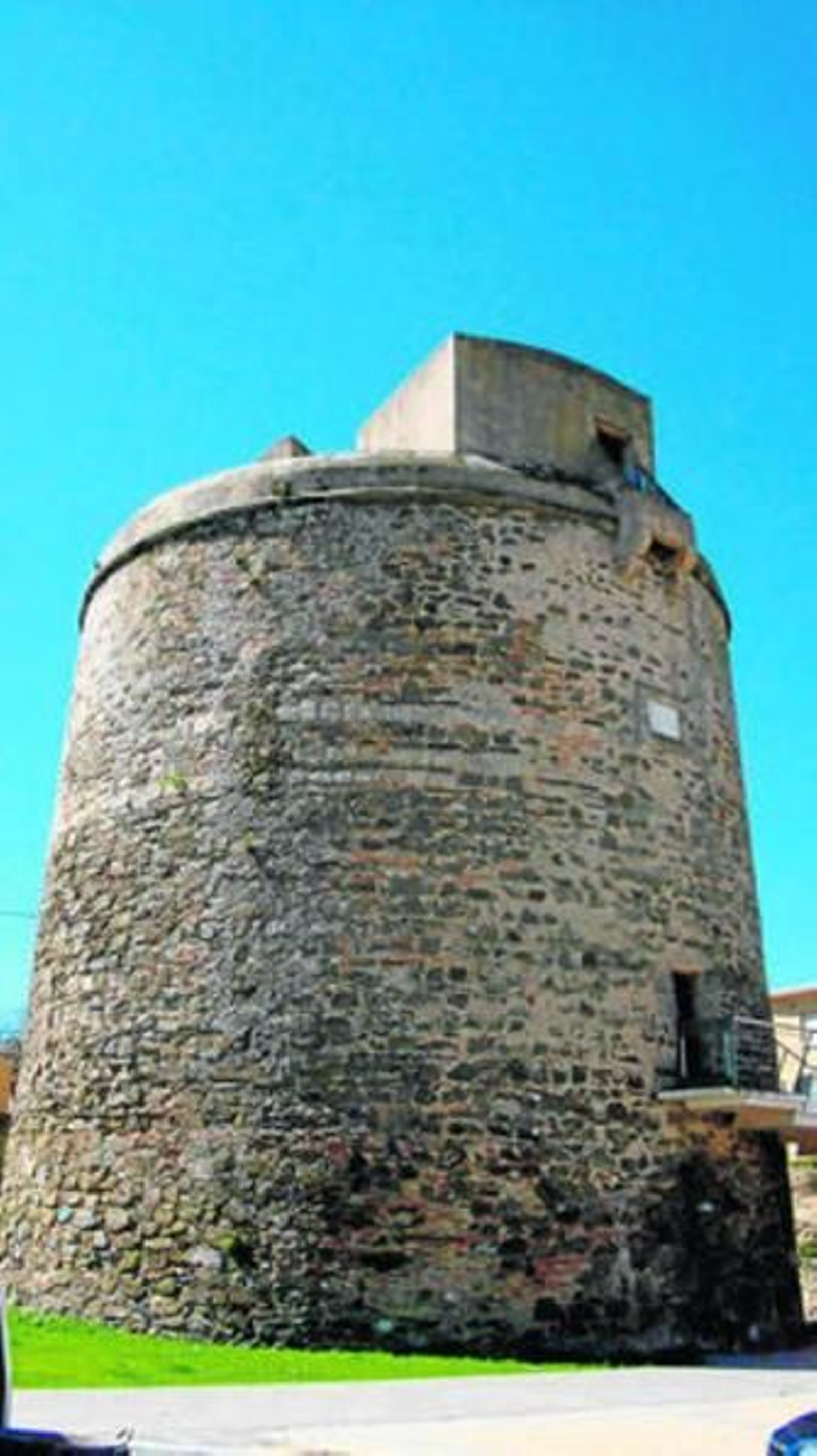 1. 3. Una vista general del castillo                y murallas de Niebla, y un grupo de turistas sacando fotos junto                    a la muralla                                      2. Torre Almenara,  de Punta Umbría.                           4. 6. Construcciones defensivas de Encinasola.                            5. Castillo de Moguer.  7. Uno de los búnkeres de Mazagón.