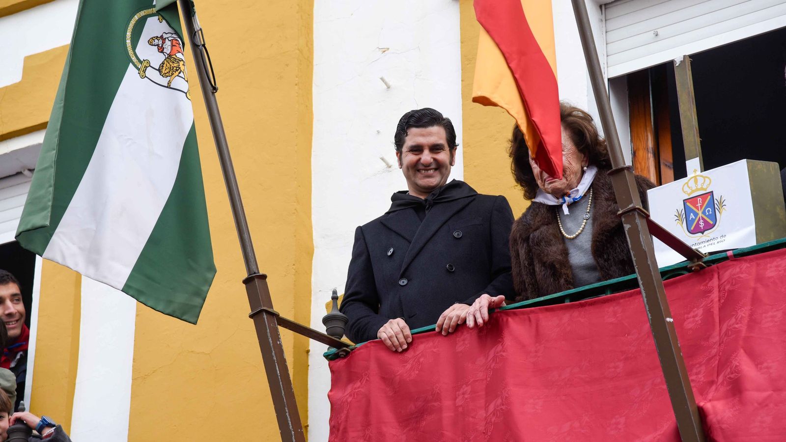 Morante, sonriente, en el balcón del antiguo Ayuntamiento de La Puebla.