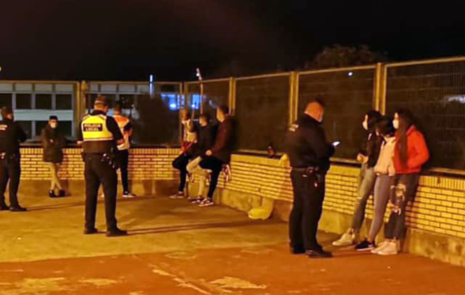 Momento en que los agentes de la Policía Local proponen para sanción a los jóvenes