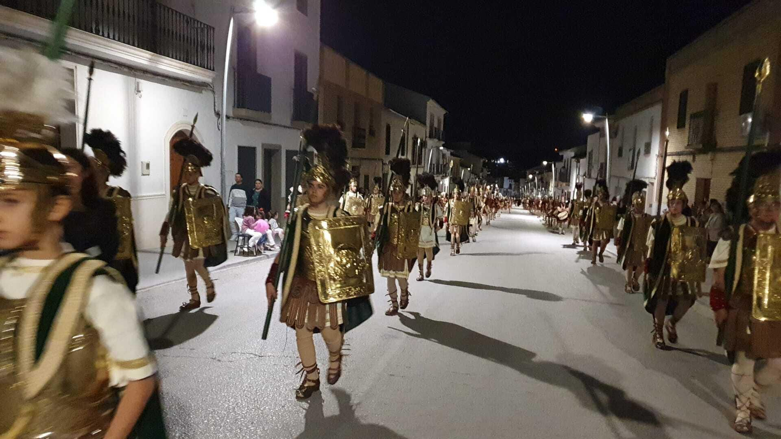Lunes Santo en Castro del Río: La ofrenda floral de las escoltas romanas, en fotografías