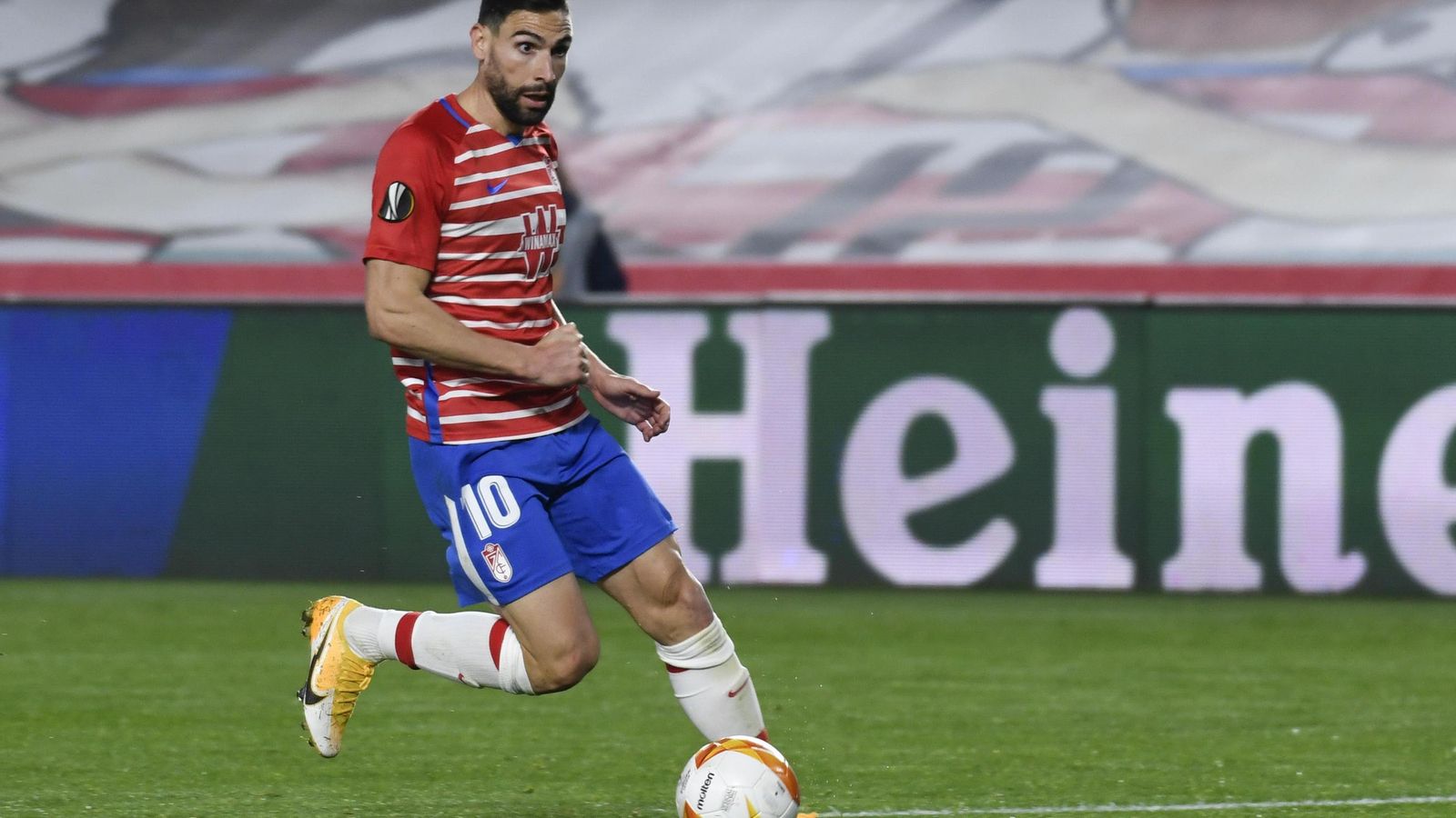 Antonio Puertas encara la portería rival.