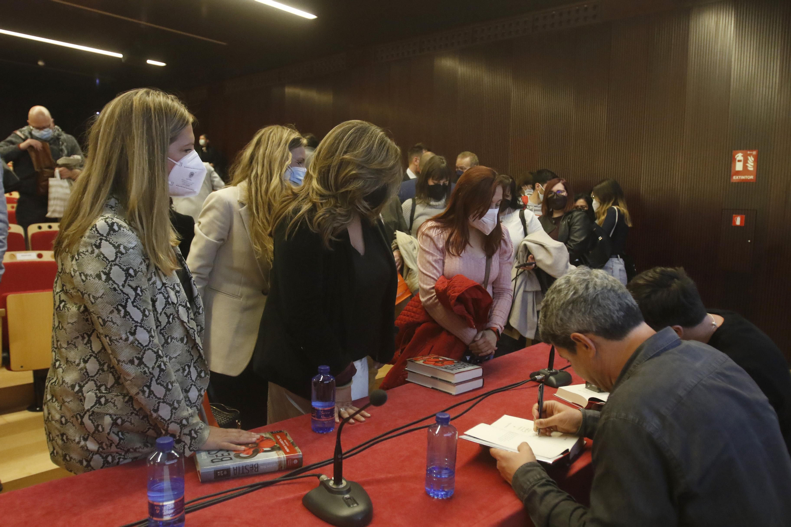 El paso de Carmen Mola por Córdoba, en imágenes