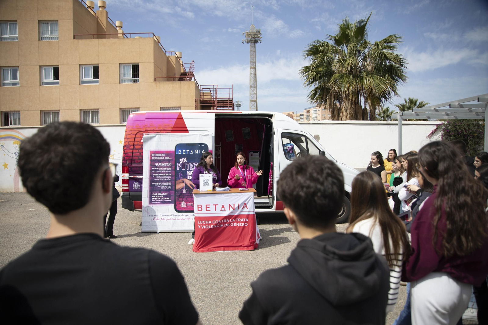 Sensibilización sobre la trata de mujeres en el IES Maestro Padilla de Almería, en imágenes