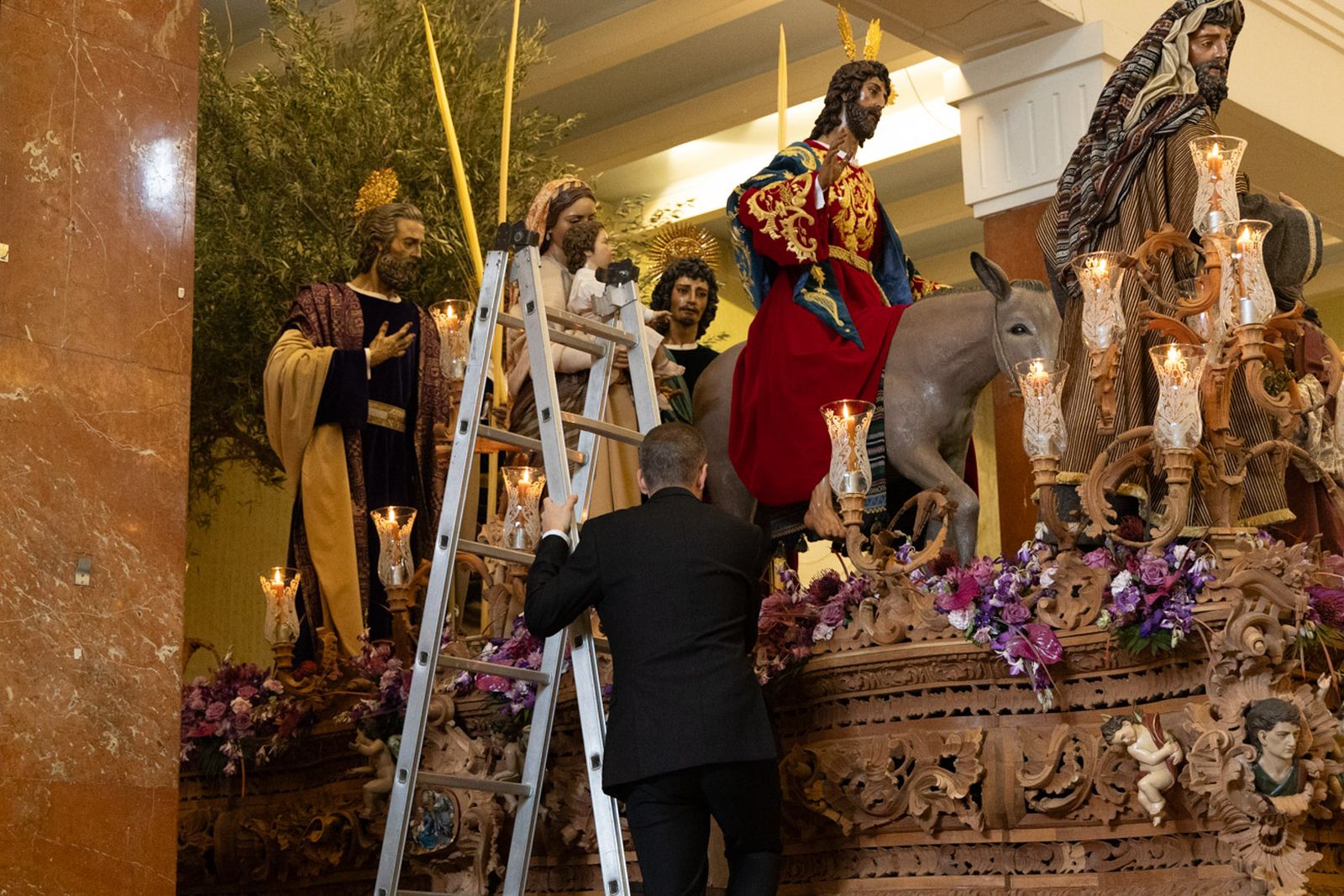 Los jiennenses se echan a la calle para presenciar la primera de las procesiones de la jornada: la Borriquilla (I)