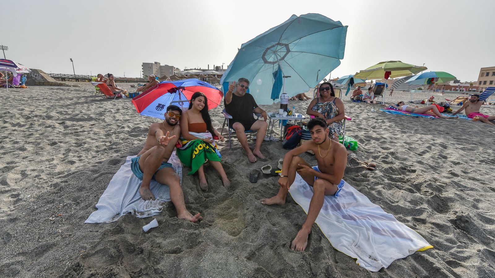 Las fotos de la tarde de playa en familia en La Línea