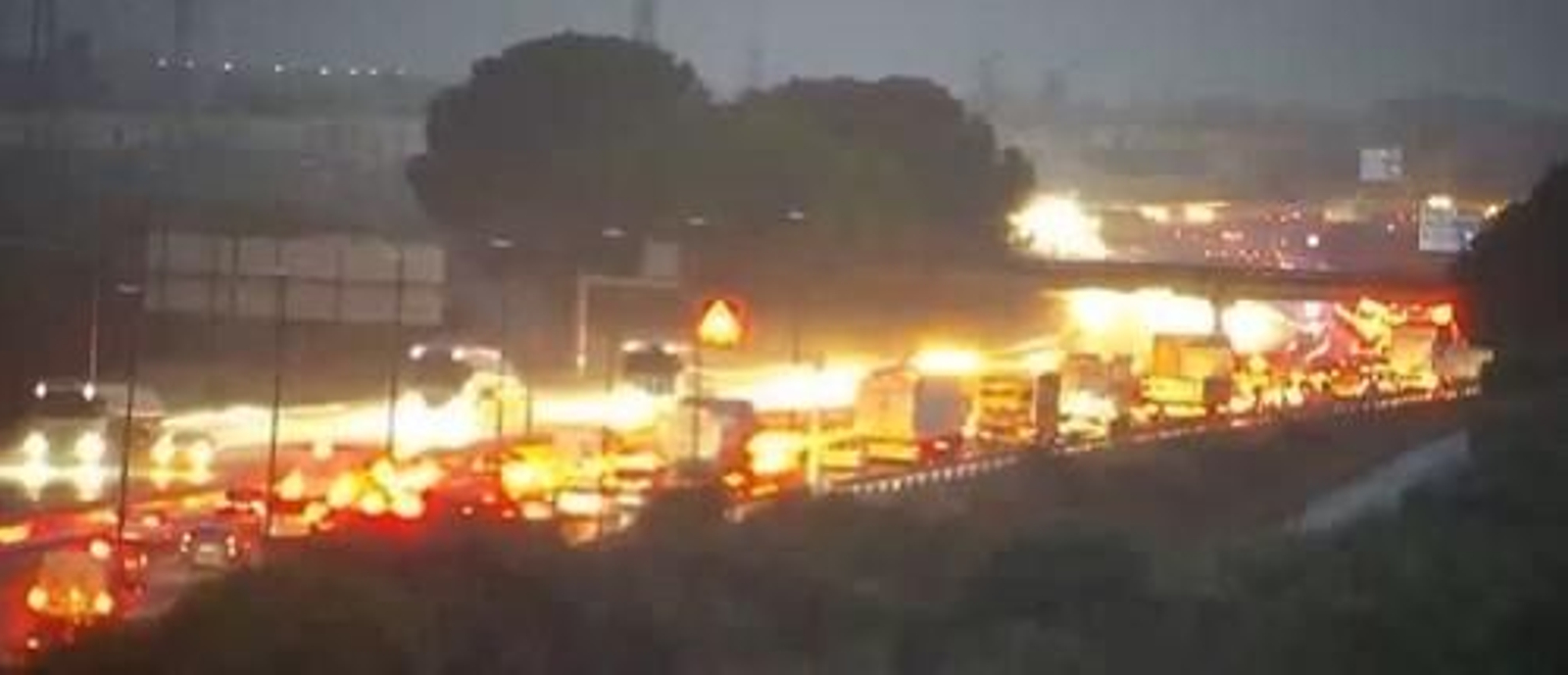 Retenciones en la A-49 este lunes como consecuencia de un accidente.