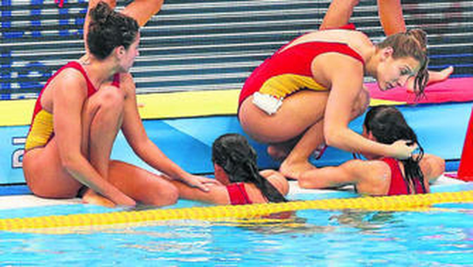 Las jugadoras españolas lamentan la derrota ante Italia durante el partido por la medalla de bronce.