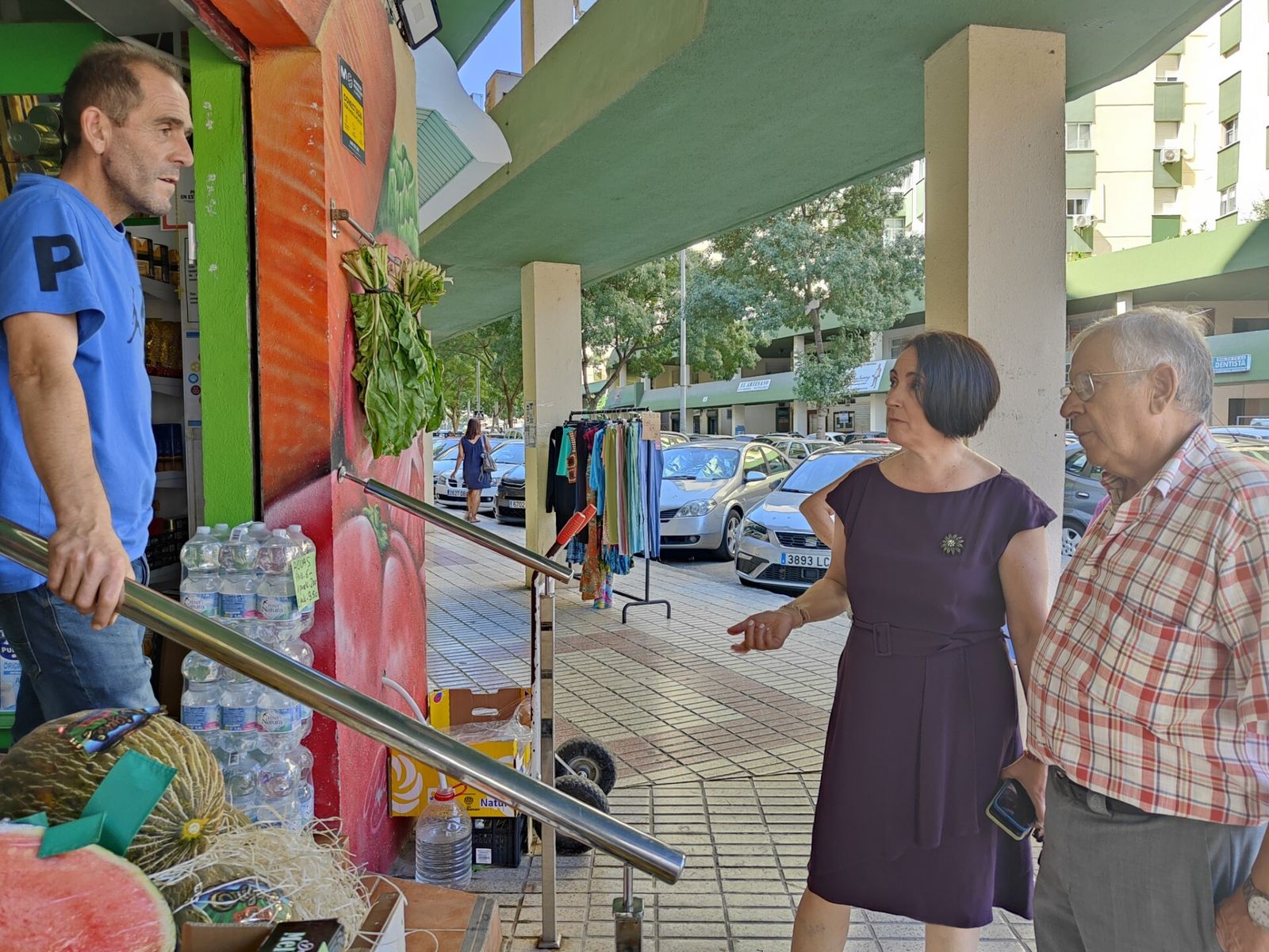 Nela García y José Rodríguez charlan con un comerciante del Parque Atlántico
