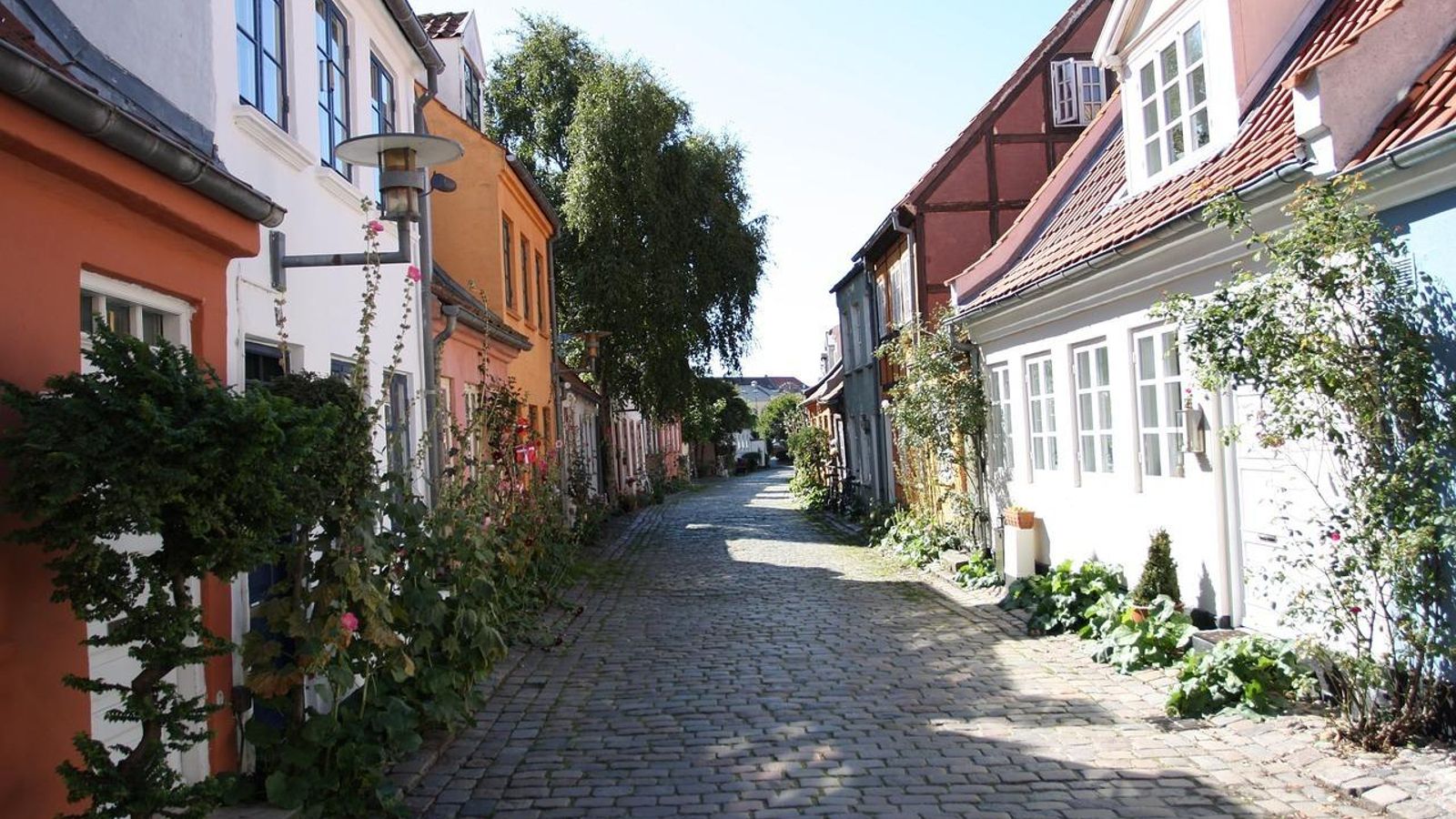 Una de las encantadoras calles de Aarhus en Dinamarca. Una de las encantadoras calles de Aarhus en Dinamarca.