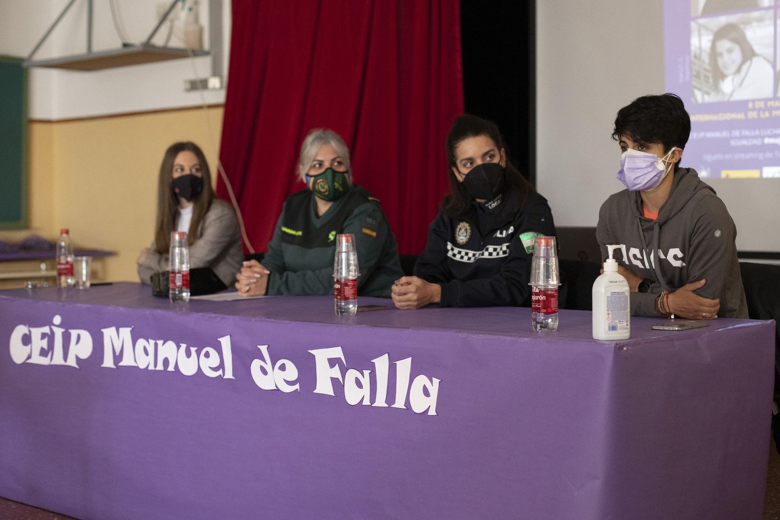 Fotogalería de la charla sobre la igualdad de cuatro mujeres en el CEIP Manuel de Falla de Peligros por el 8M 2021