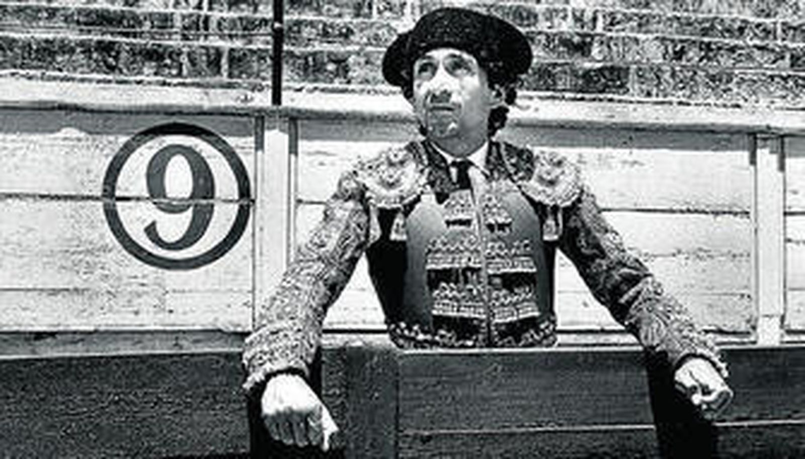 Jorge Mágico González, vestido de verde y oro, mira desde el callejón con indiscutible torería.