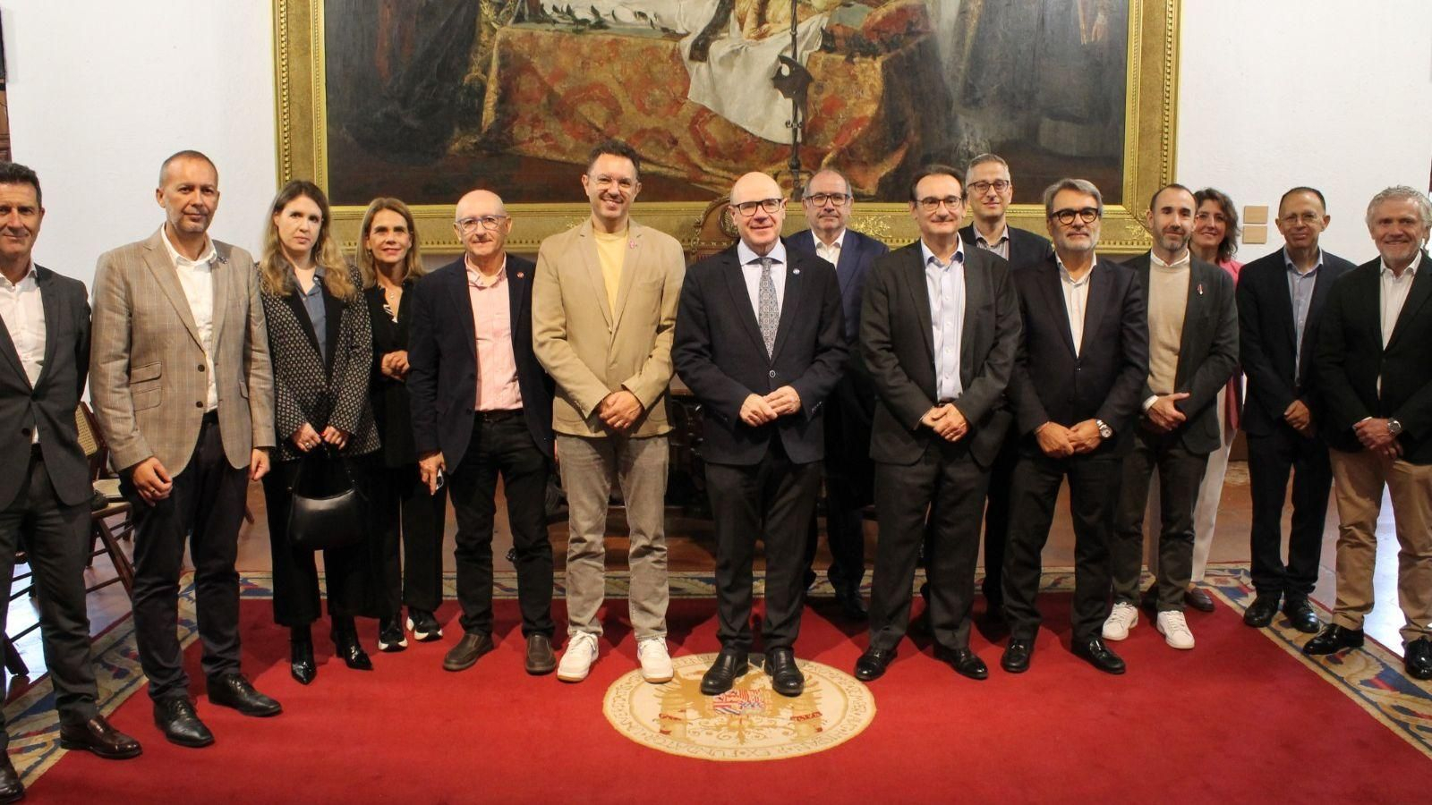El rector Pedro Mercado junto a la Junta Directiva de la Cámara de Comercio Alemana en España en su visita a la UGR
