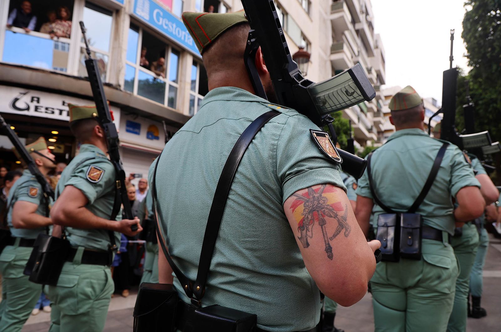 Sábado de Pasión: Imágenes de la procesión del Cristo de la Vera+Cruz portado por el Grupo de Caballería Ligero Acorazado 'Reyes Católicos' II de la Legión de Ronda