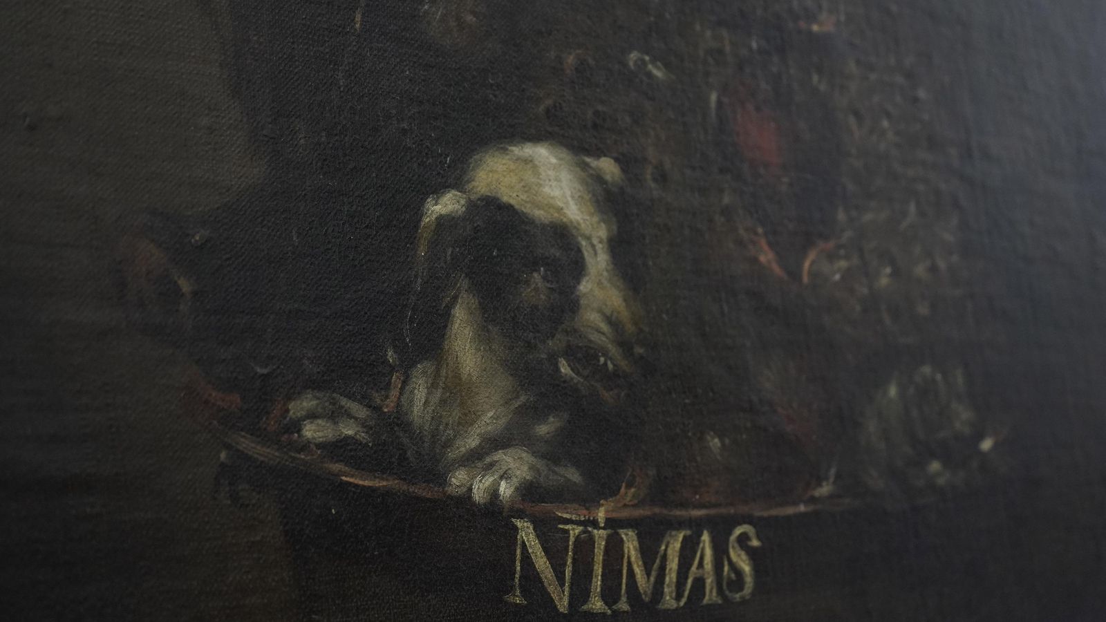 Detalle del plato de balanza  con los símbolos de los pecados capitales ('Ni más').