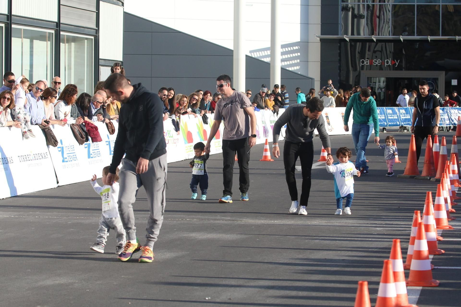 Fotogalería de las carreras infantiles del Medio Maratón de Almería