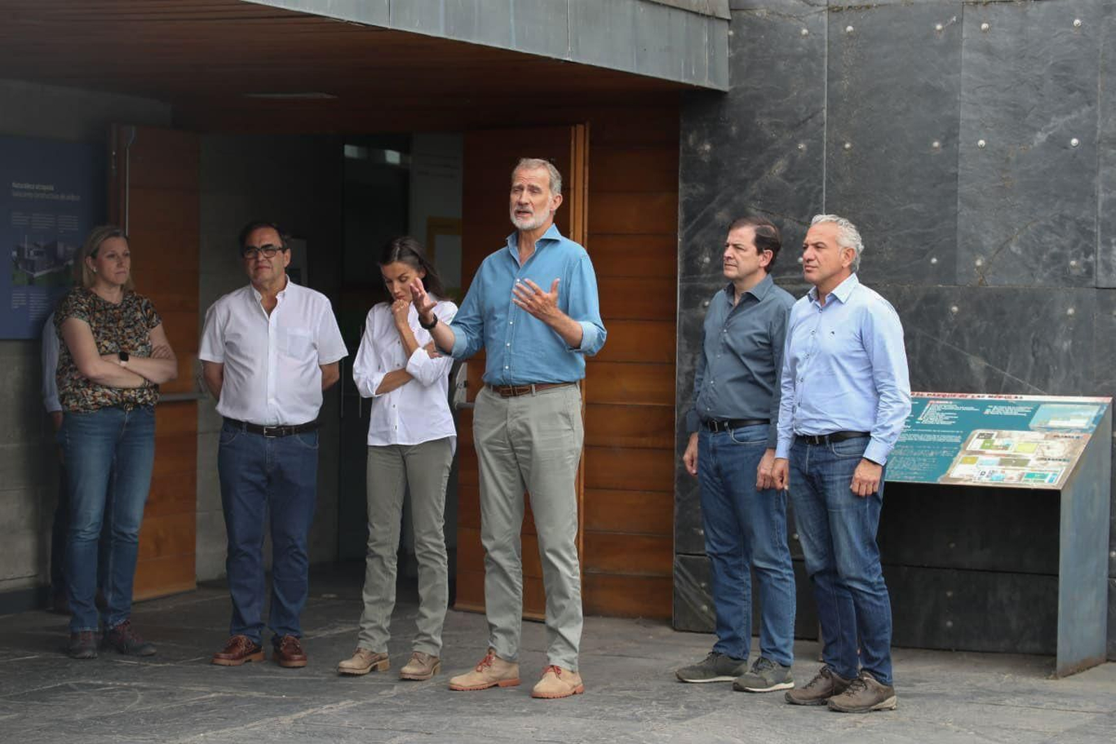 Las fotos de la visita de los Reyes a las zonas afectadas por los incendios en Sanabria y Las Médulas