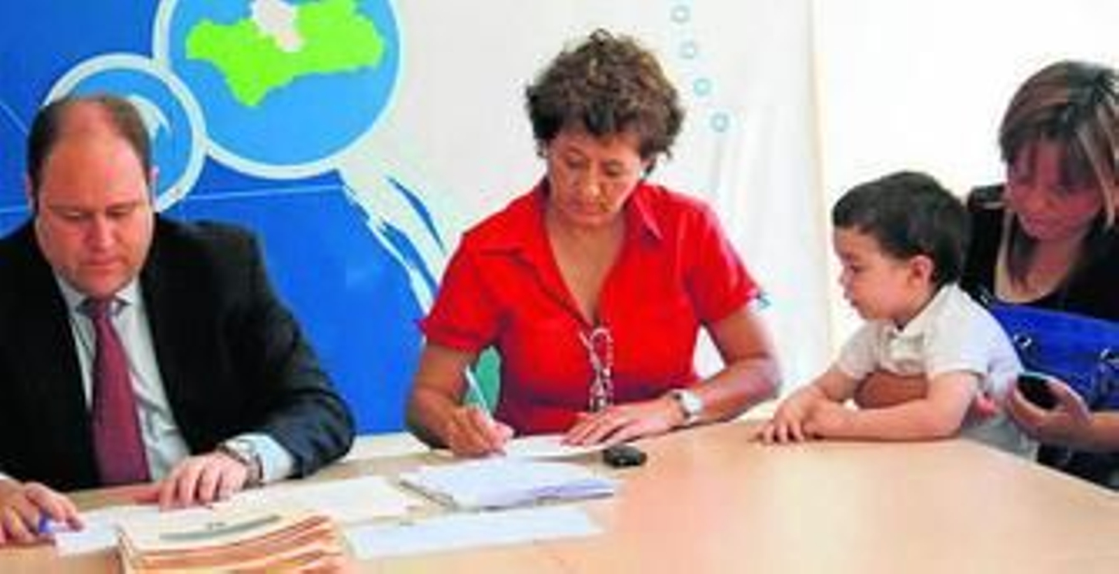 Acto de firma de las escrituras de las viviendas de Las Acacias