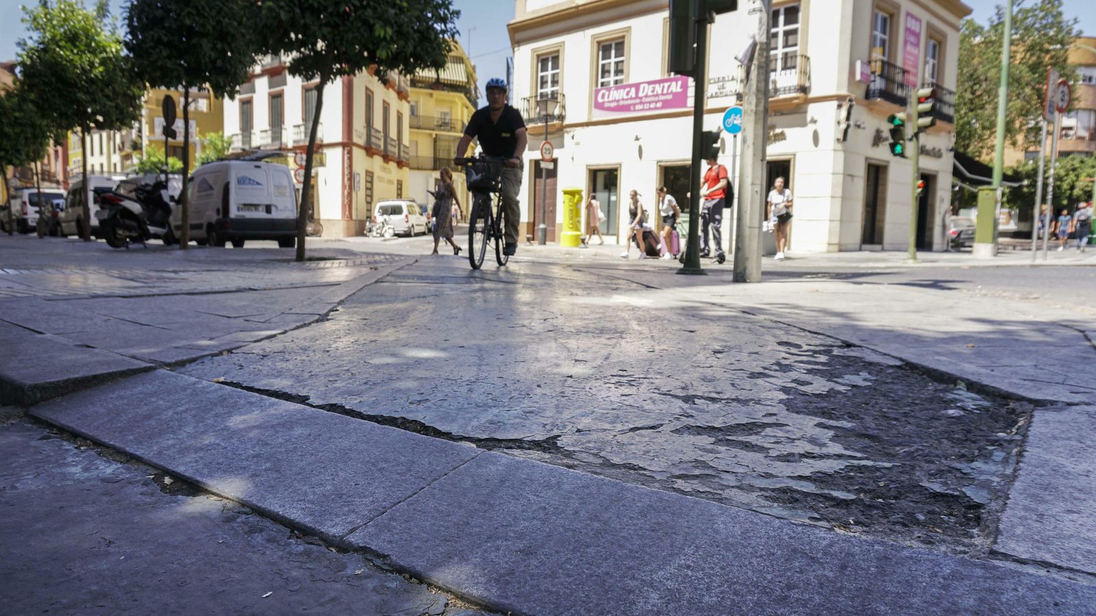 Más daños en el pavimento del carril bici de la Ronda Histórica.
