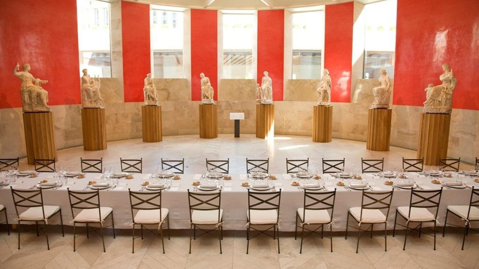 Mesa imperial dispuesta para una cena en la sala de las Musas del Museo del Prado.