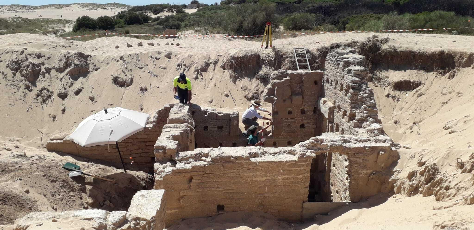 Excavación de las termas romanas en los Caños de Meca