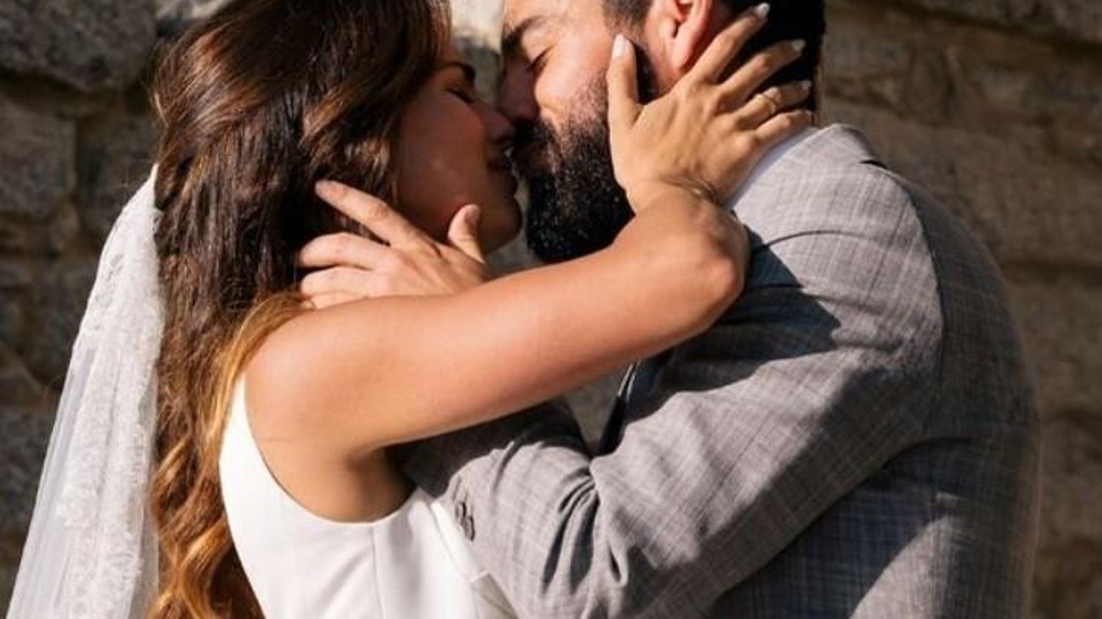 Sara Sálamo e Isco Alarcón se besan tras la ceremonia