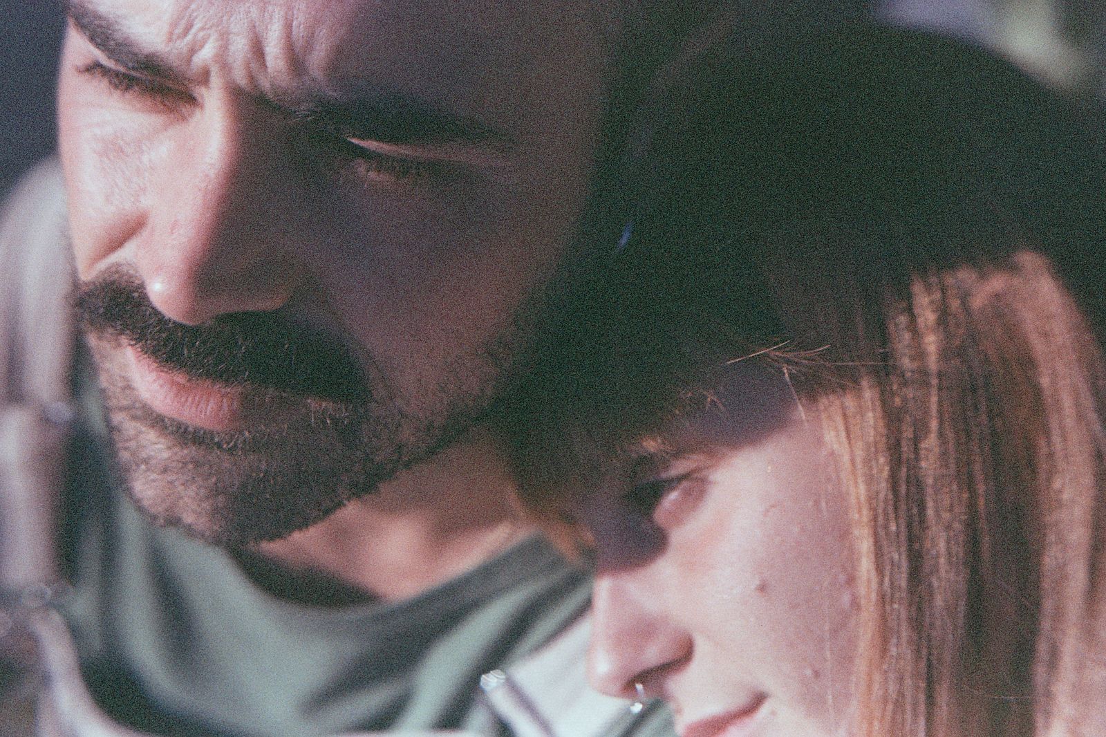 Una imagen promocional de '21' con los actores Fernando Barona y María Lázaro.