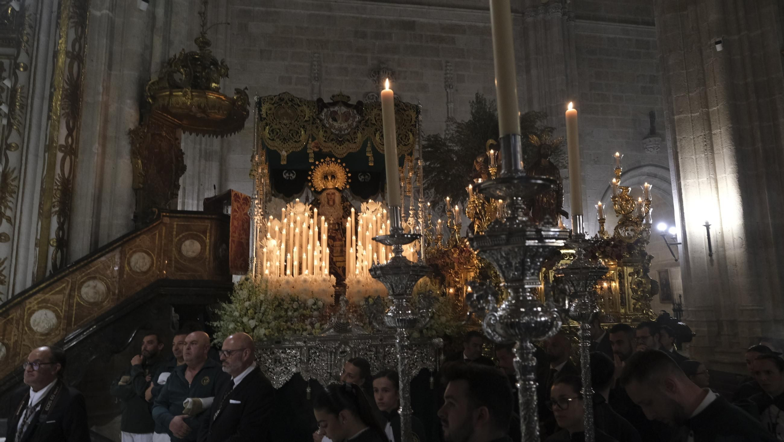Estudiantes en la Semana Santa de Almería 2025
