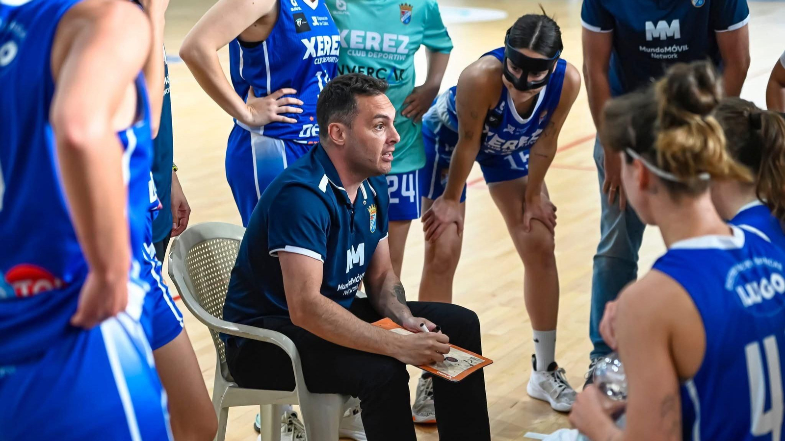 Massarelli da instrucciones a sus jugadoras en uno de sus partidos esta temporada.