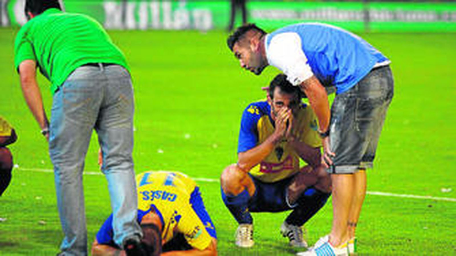 Los cadistas, abatidos sobre el terreno de juego del Carranza.