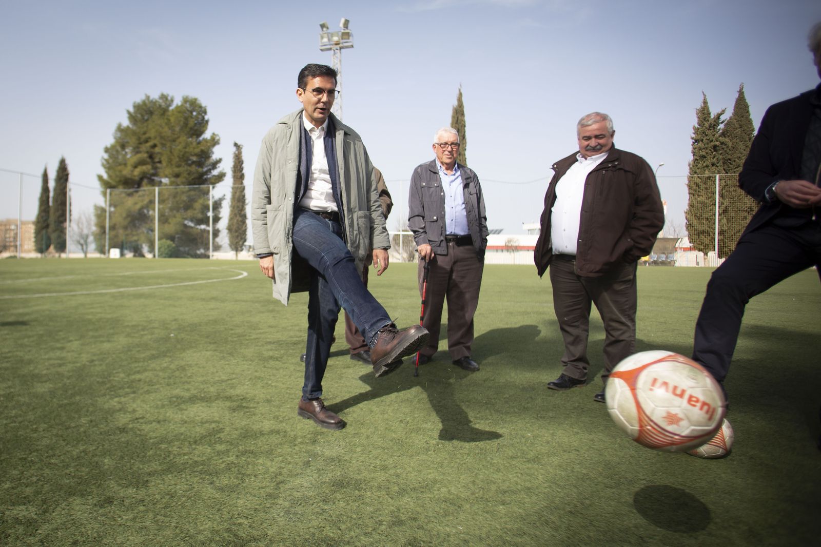 El alcalde de Granada, Francisco Cuenca, chuta un balón en el polideportivo del Parque Nueva Granada.