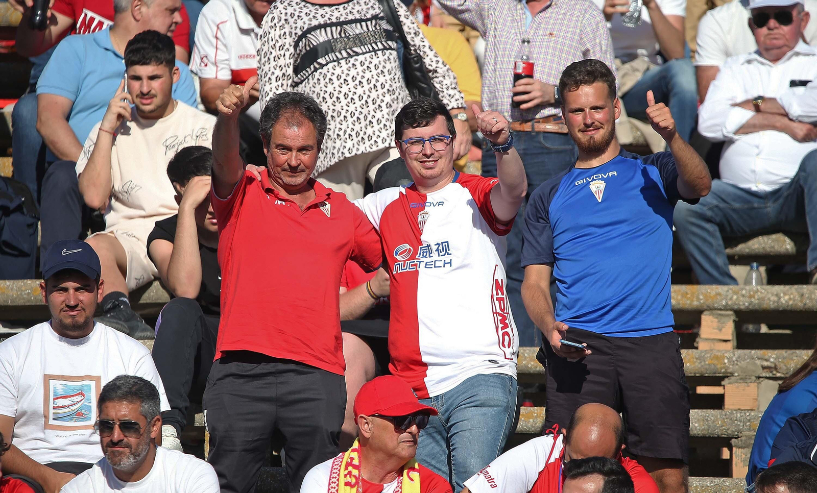 Fotos de la afición durante el Balona - Algeciras en el estadio municipal de La Línea