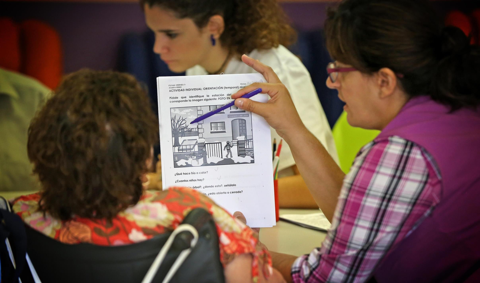 Una terapeuta asiste a una afectada de alzheimer en la realización de tareas preventivas.