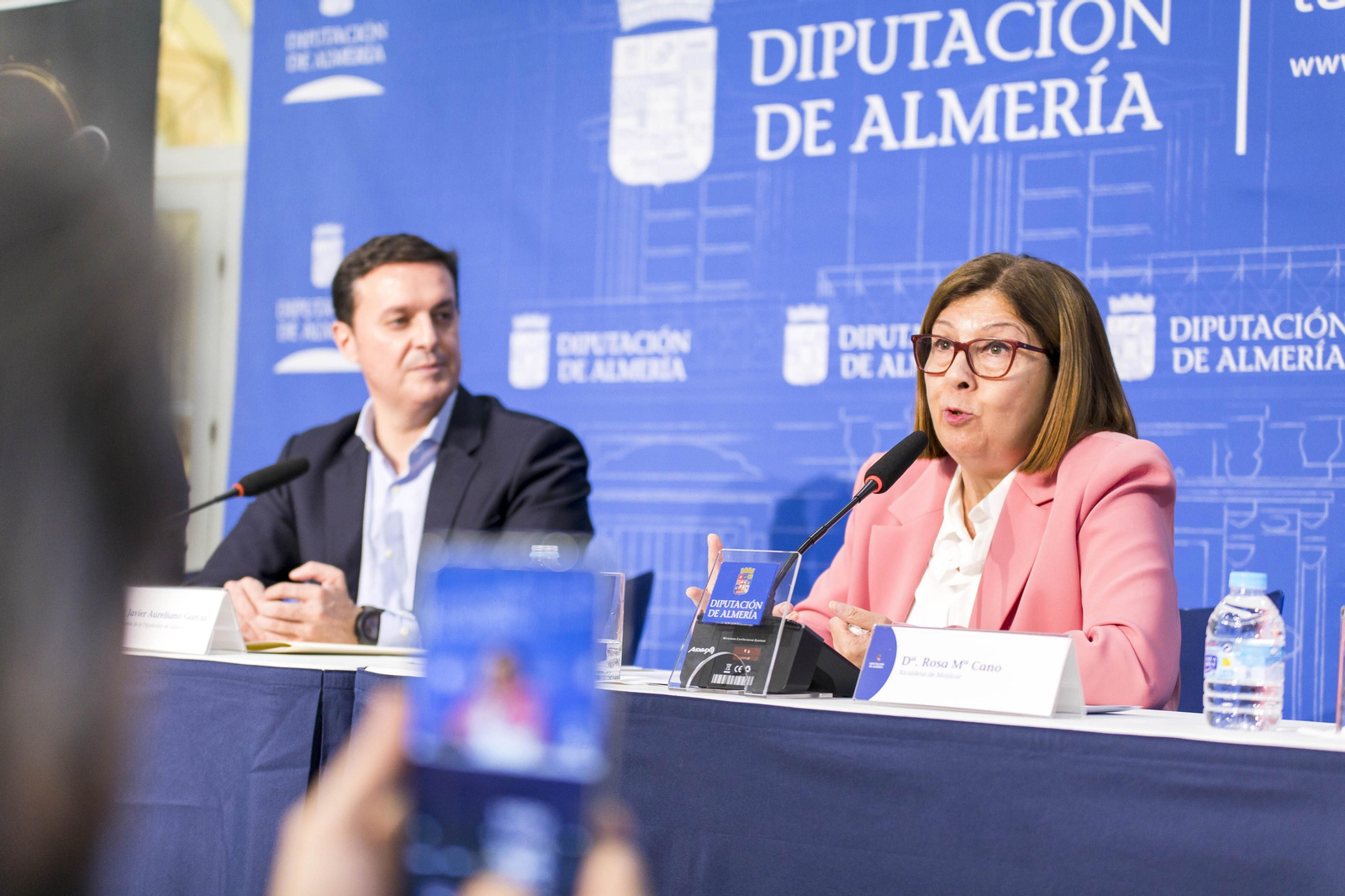 Rosa María Cano, alcaldesa de Mojácar, y el presidente de Diputación, Javier A. García.