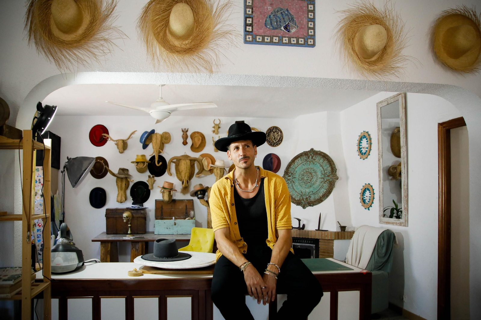 Imágenes del proceso creativo en sombreros de Alejandro Mateo