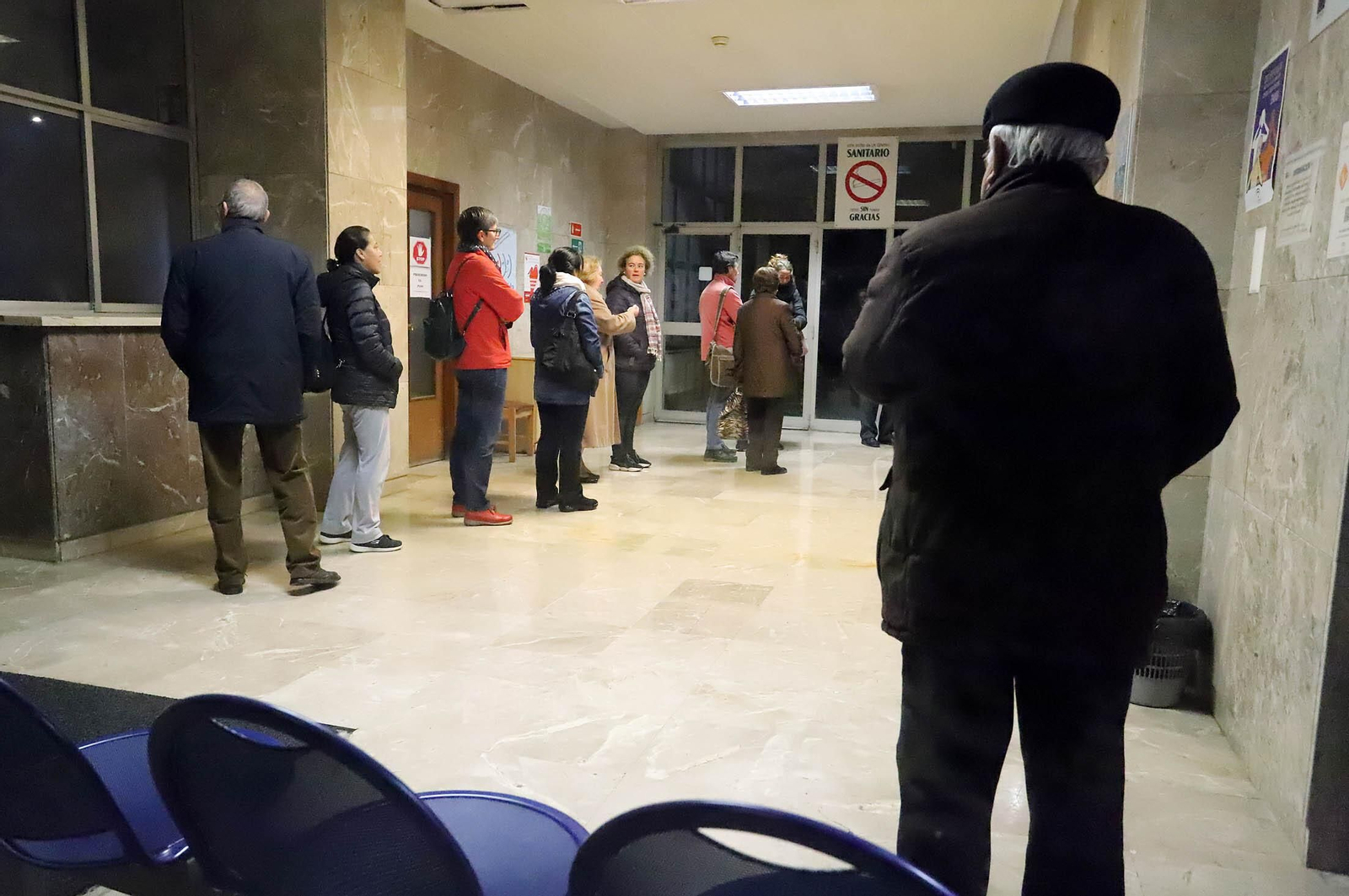 Imagen de archivo de colas para pedir una cita en la Casa del Mar.