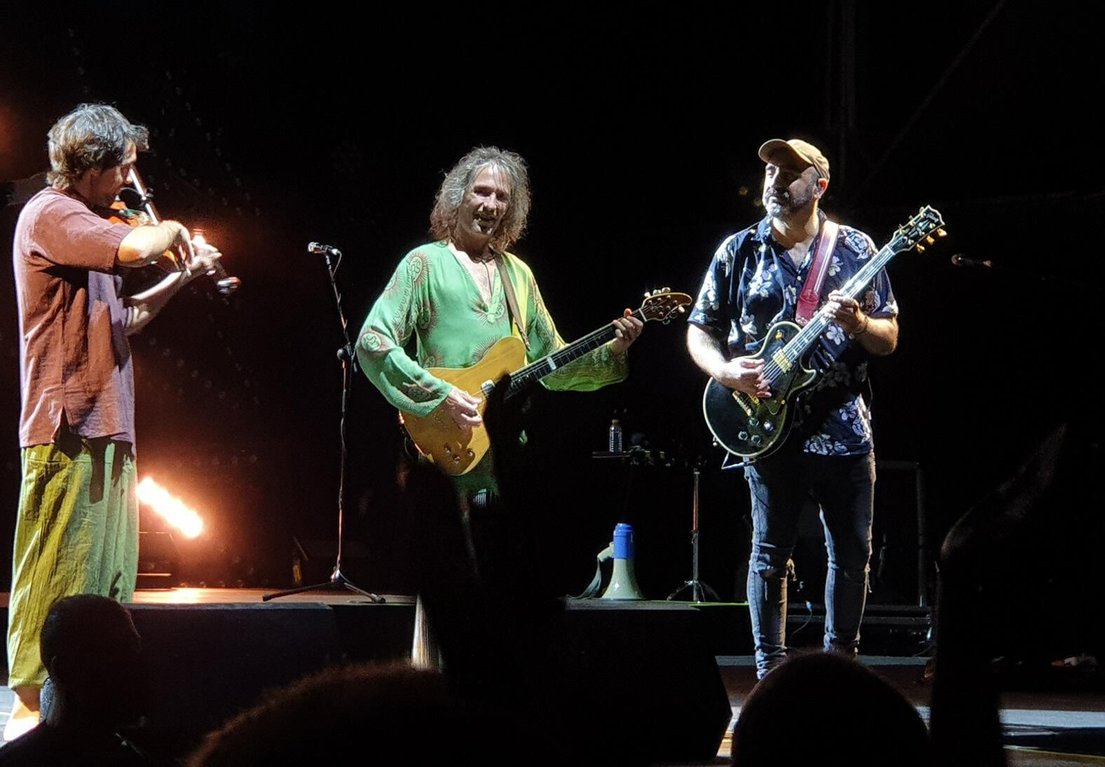 Robe durante un concierto.