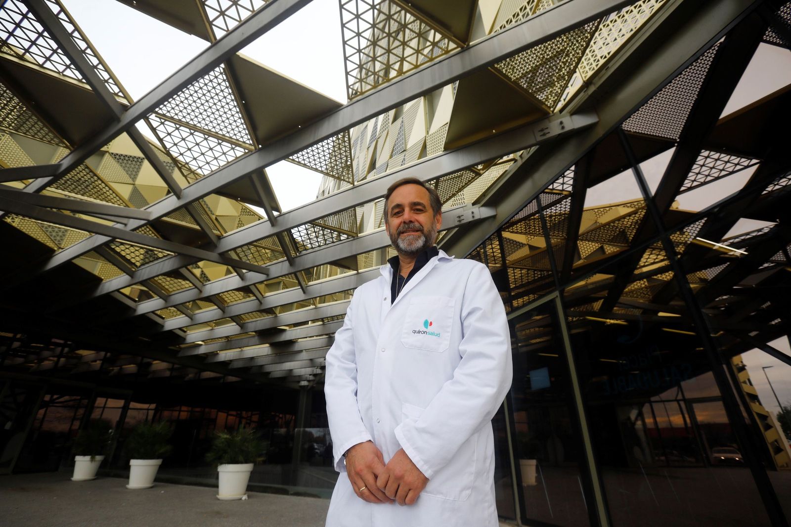 Manuel Romero, en la entrada de Quirónsalud Córdoba.