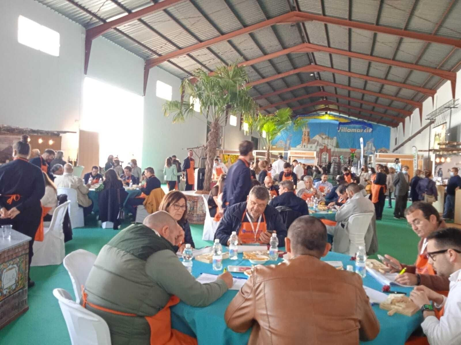 El jurado puntuando las muestras presentadas al concurso de Quesierra, dentro de Exposierra, en Villamartín.