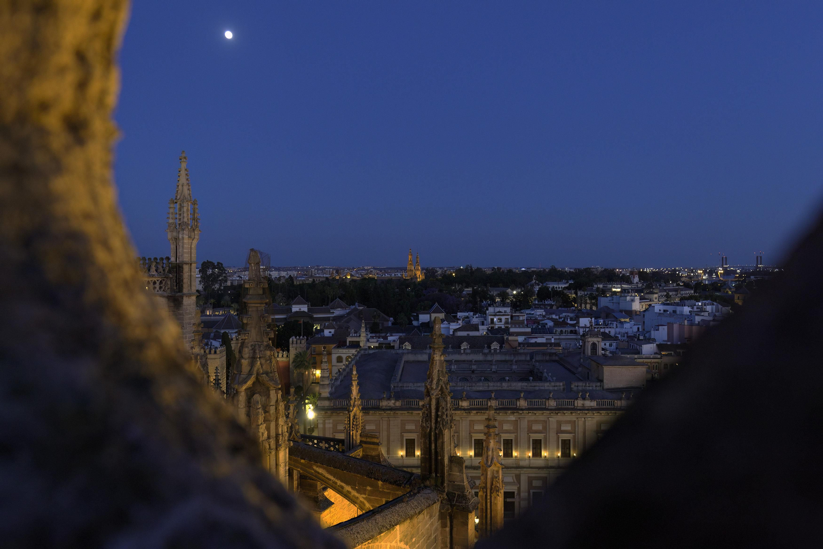 Recorrido de la visita por las cubiertas de la Catedral de Sevilla, al atardecer