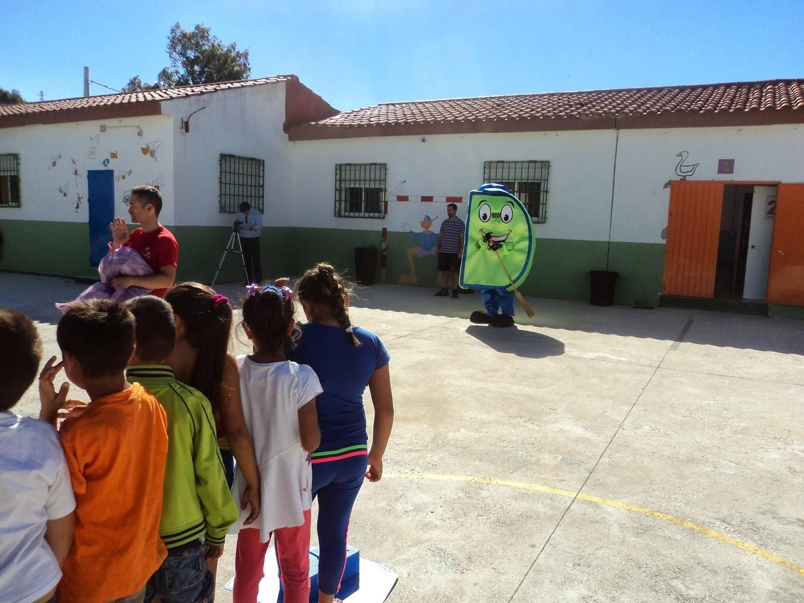 Alumnos del colegio María de la O, durante el desarrollo de unos juegos en el patio.