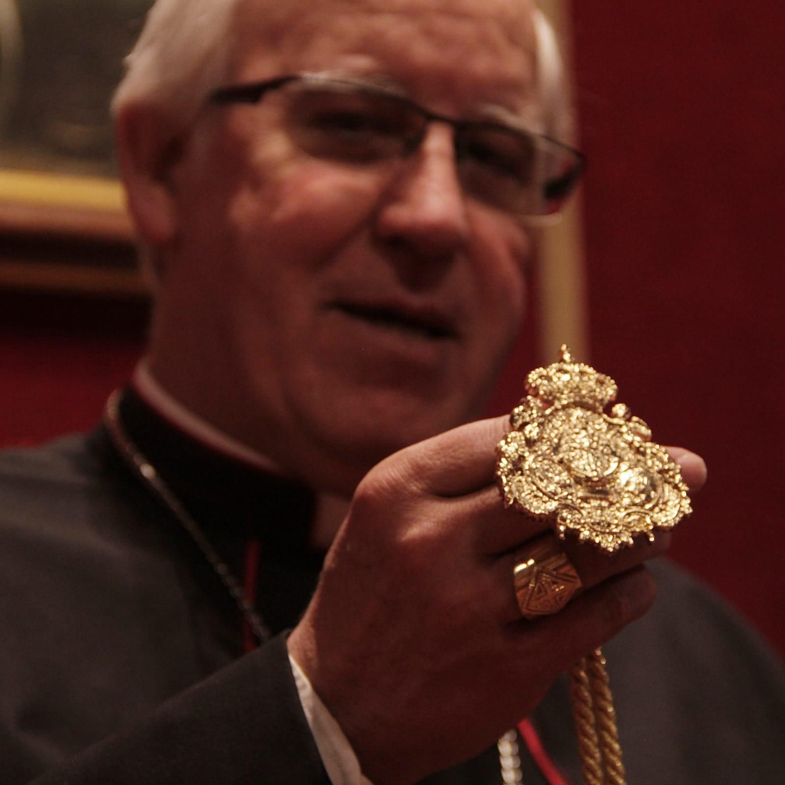 El arzobispo con la medalla del Rocío