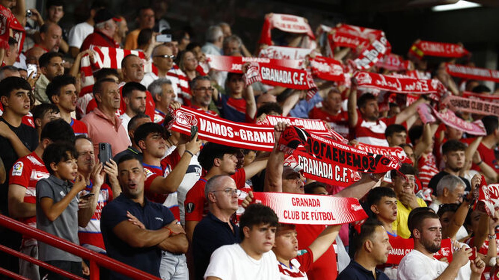 Aficionados del Granada CF animan al equipo en un partido