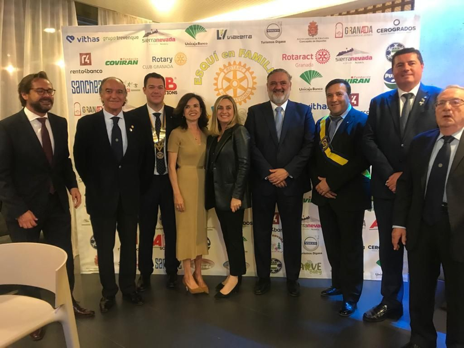 Marifrán Carazo, Consejera de Fomento Junta de Andalucía, y Javier Bocanegra, Presidente de Rotary Club Granada, en la cena de Gala XXX Aniversario, junto a otras autoridades y directivos del Club.