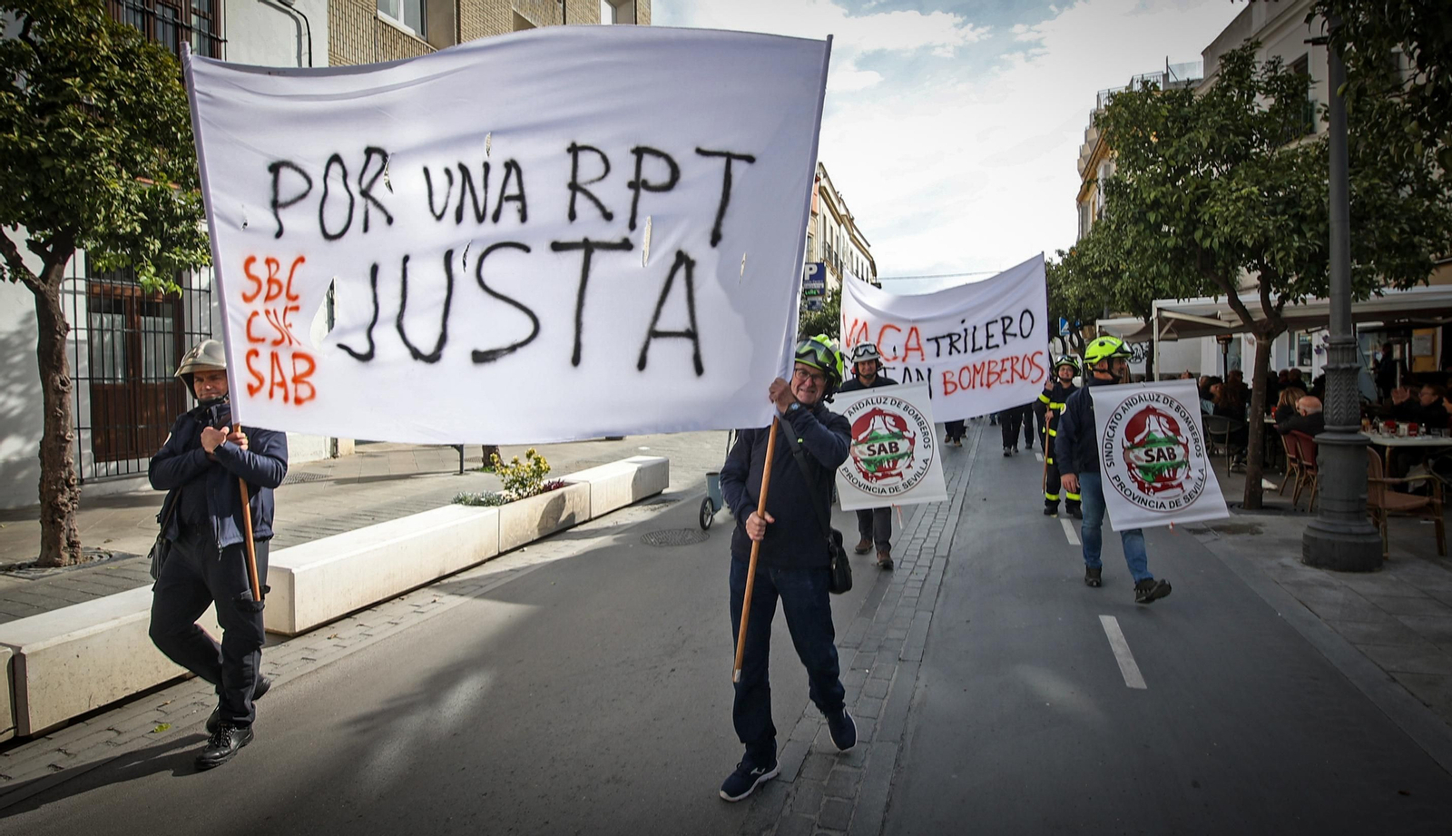 Los bomberos de Jerez marchan hasta el Ayuntamiento